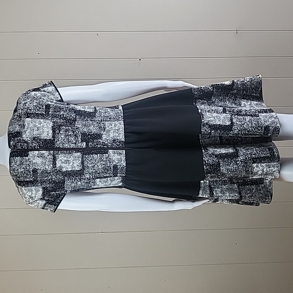 Betsey Johnson Black White Abstract Textured Short Sleeve Fit & Flare Dress - Picture 8 of 16